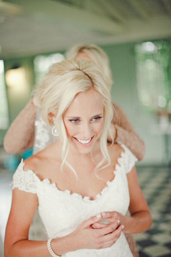 Classical and Cute♡ A Collection of Off-Shoulder Wedding Dresses Fit for a Queenにて紹介している画像