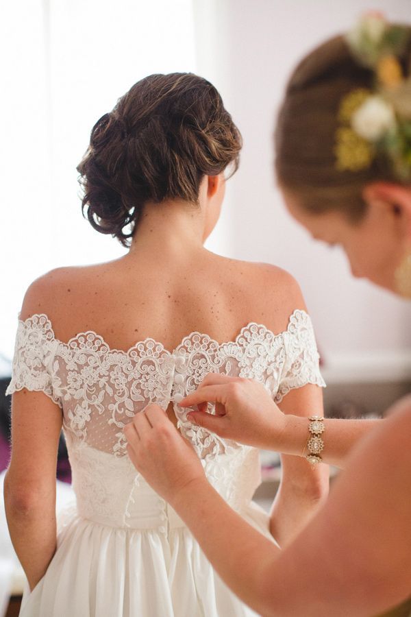 Classical and Cute♡ A Collection of Off-Shoulder Wedding Dresses Fit for a Queenにて紹介している画像