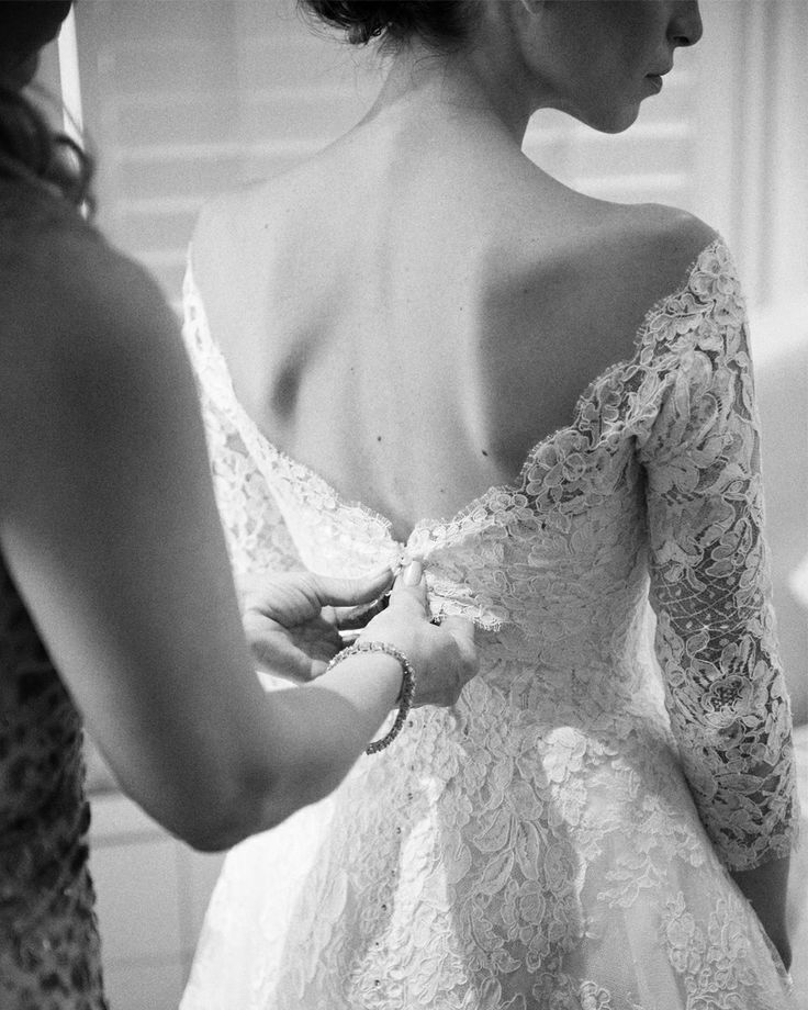 Classical and Cute♡ A Collection of Off-Shoulder Wedding Dresses Fit for a Queenにて紹介している画像