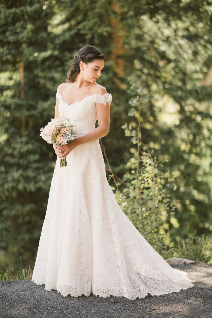 Classical and Cute♡ A Collection of Off-Shoulder Wedding Dresses Fit for a Queenにて紹介している画像