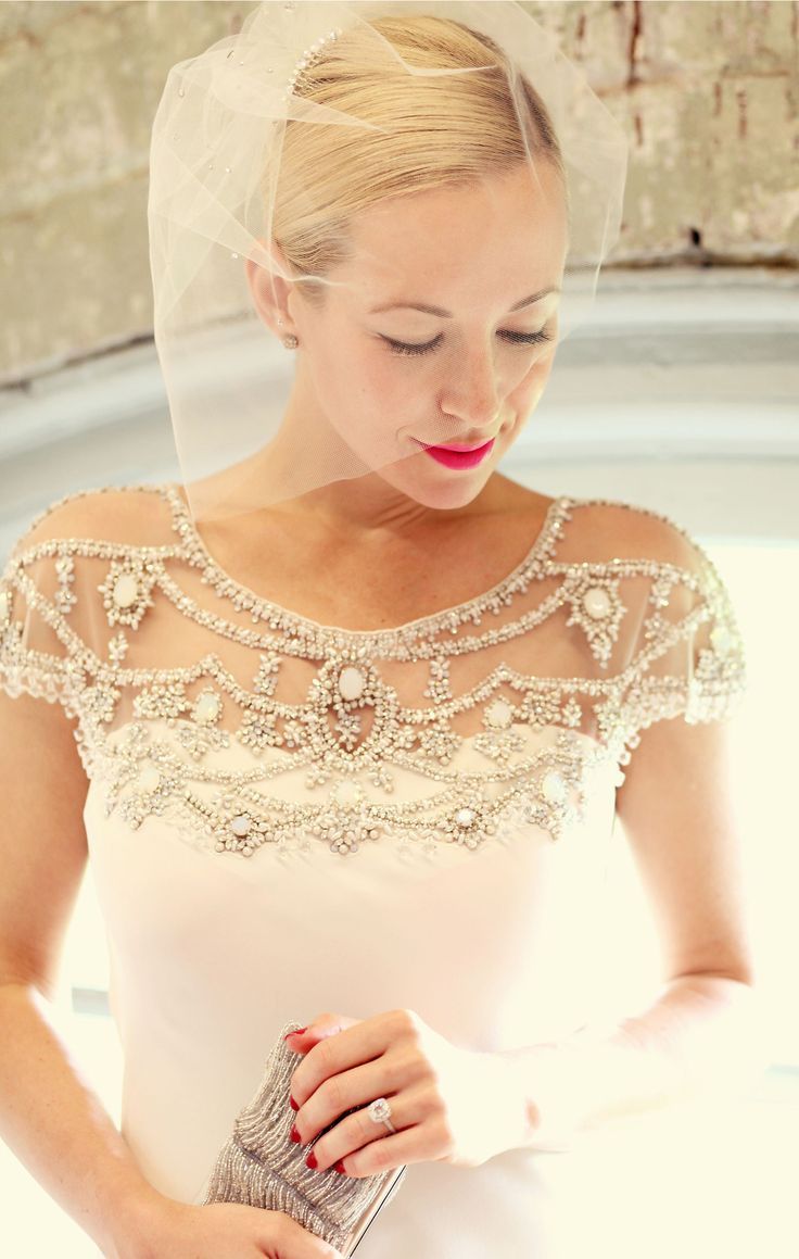 クラシカルで可愛い♡王妃様みたいなオフショルダーのウェディングドレスをあつめましたにて紹介している画像