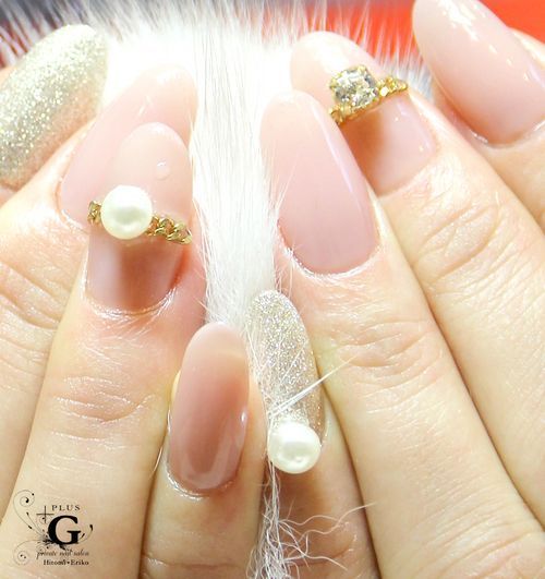 Simple Yet Sparkling: Adorable Bridal Nail Catalog with Charming Accent Art ✨にて紹介している画像