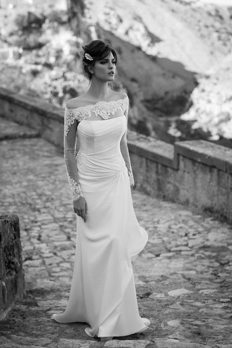 Classical and Cute♡ A Collection of Off-Shoulder Wedding Dresses Fit for a Queenにて紹介している画像