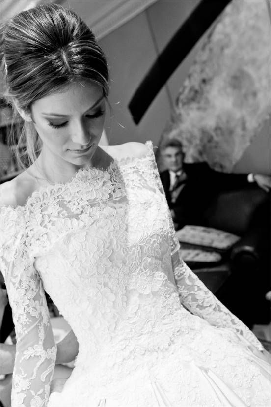 Classical and Cute♡ A Collection of Off-Shoulder Wedding Dresses Fit for a Queenにて紹介している画像