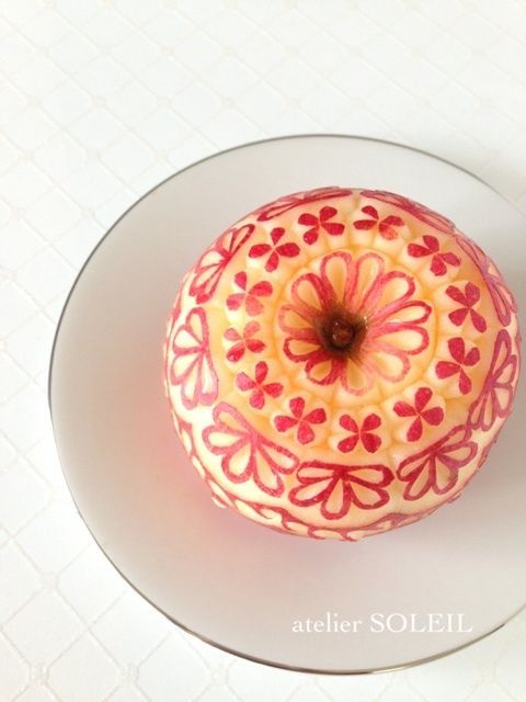 Delicate and Artistic: Elevating Hospitality with Stunning Fruit Carving ♡にて紹介している画像