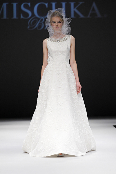 "Popular Among International Celebrities! Badgley Mischka: A Dress Brand Known for Its Sophisticated Designs and Elegance ♡"にて紹介している画像