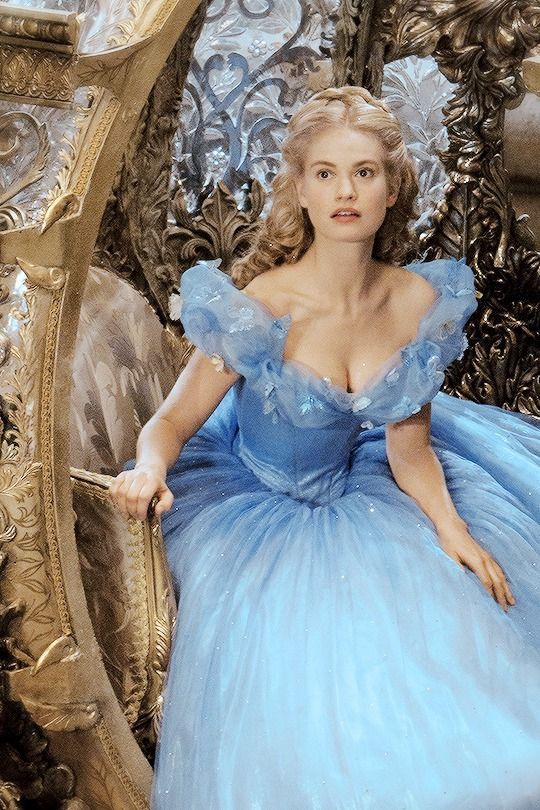 ドレスにサムシングブルーを♡鮮やかブルーのカラードレスが素敵なブランド4選にて紹介している画像