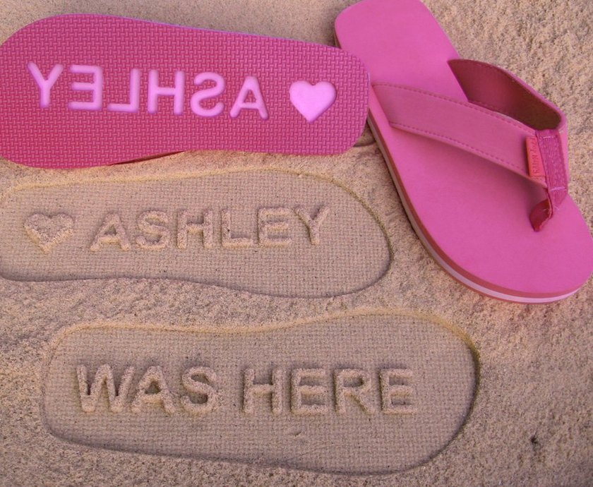 世界中の砂浜に愛を刻みたい♡足跡に文字が残る『メッセージサンダル』って知ってる？にて紹介している画像