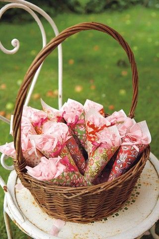 Trendy Designs for DIY Flower Shower Cones: Get Creative with Floral Arrangements ♩にて紹介している画像