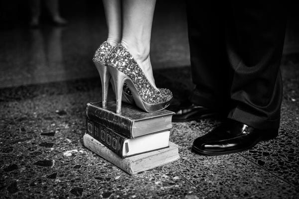 Essential Tips for Capturing Cute "Foot Shot" in Pre-Wedding and Wedding Photos: 7 How-To's ✨にて紹介している画像