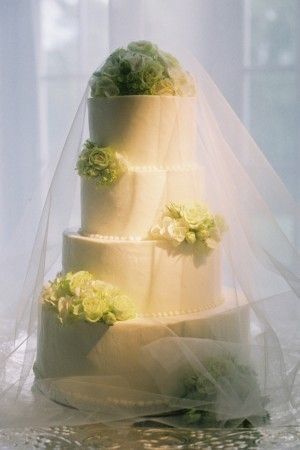Did you know that dressing up a wedding cake with a veil to match the bride is incredibly cute?にて紹介している画像