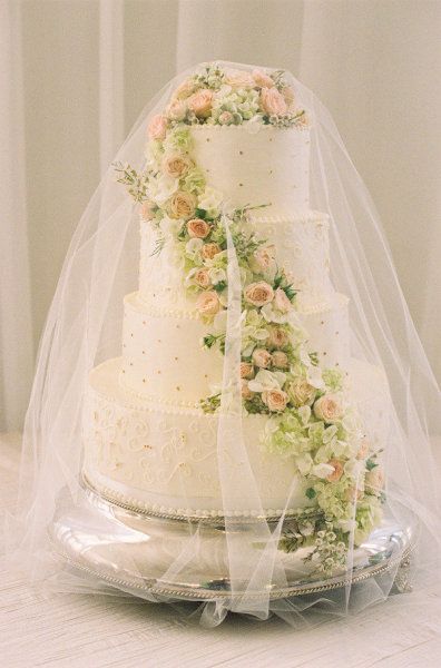 Did you know that dressing up a wedding cake with a veil to match the bride is incredibly cute?にて紹介している画像