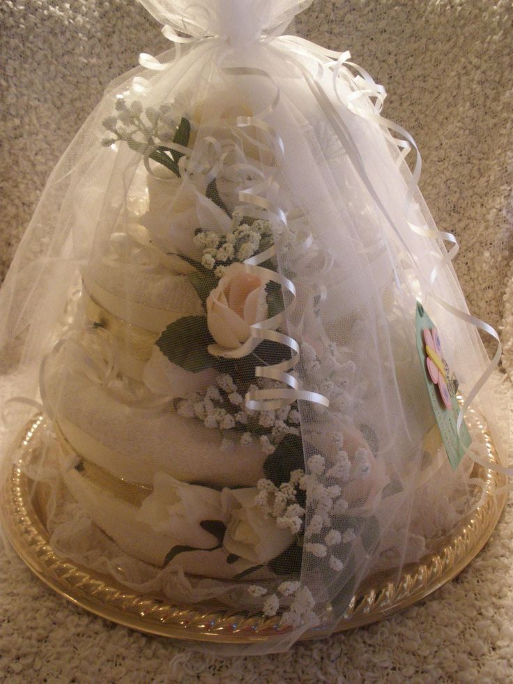 Did you know that dressing up a wedding cake with a veil to match the bride is incredibly cute?にて紹介している画像