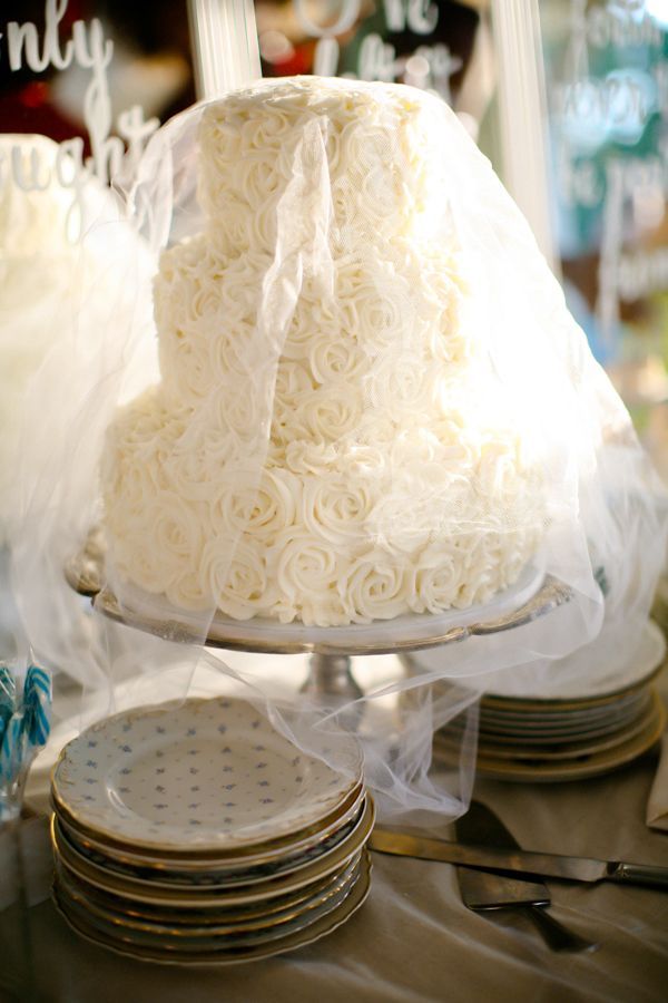 Did you know that dressing up a wedding cake with a veil to match the bride is incredibly cute?にて紹介している画像