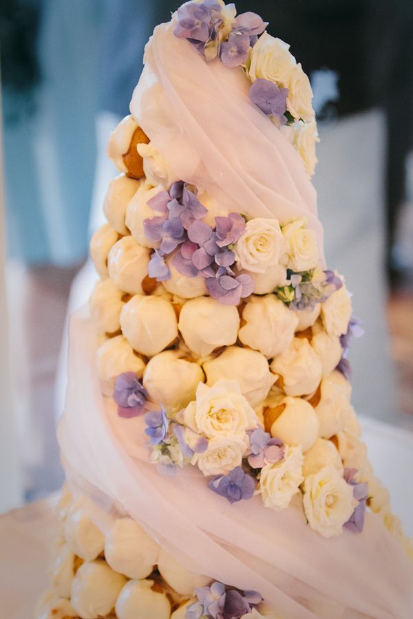 Did you know that dressing up a wedding cake with a veil to match the bride is incredibly cute?にて紹介している画像