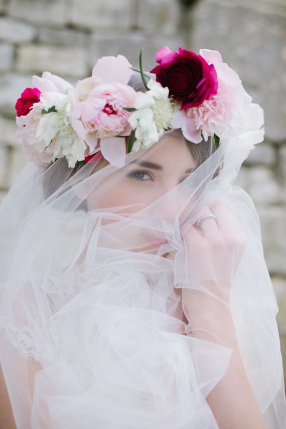 Did you know that dressing up a wedding cake with a veil to match the bride is incredibly cute?にて紹介している画像