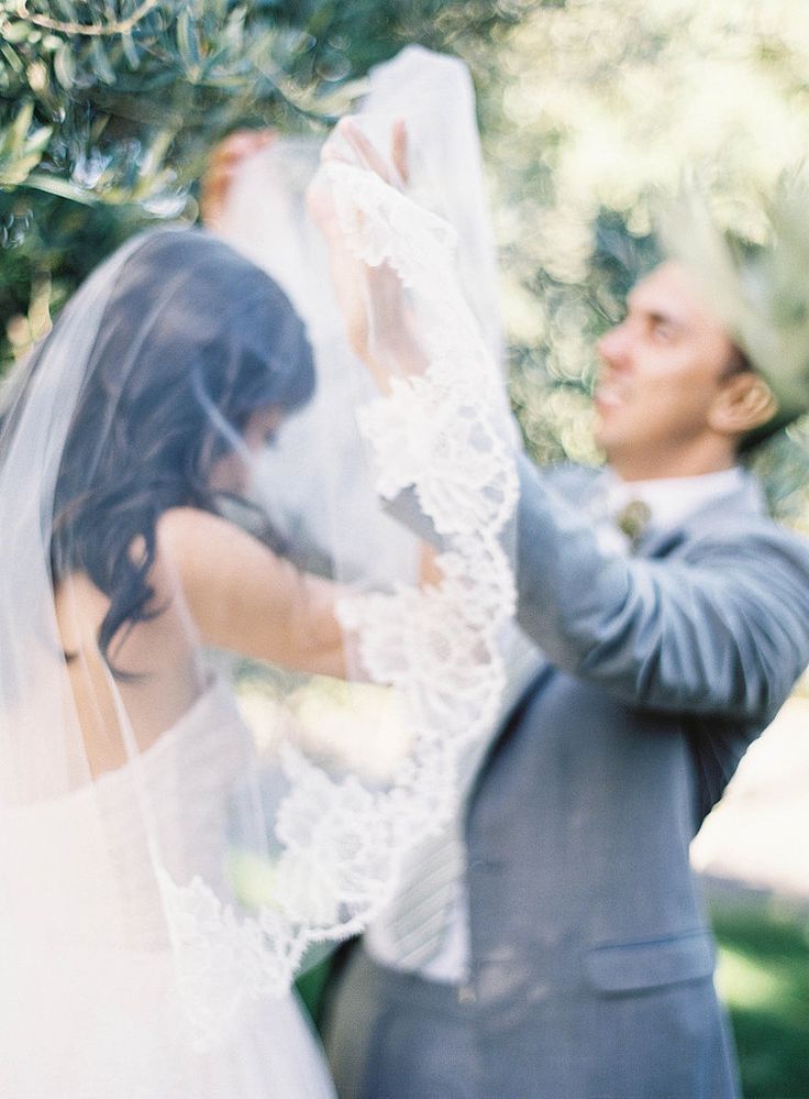 Did you know that dressing up a wedding cake with a veil to match the bride is incredibly cute?にて紹介している画像