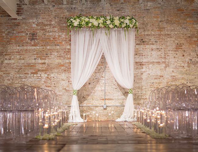 会場を華やかに♡ロマンティックなカーテンのデコレーションのアイデア♡にて紹介している画像