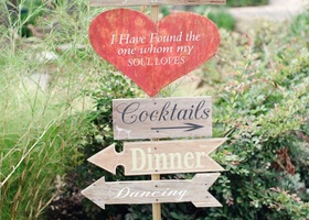 『ウェディングサイン』って知ってる？結婚式会場の入り口に置いて、「ここがふたりの結婚式会場ですよー＊」とお知らせする看板です♡海外で人気のこのアイテム。さっそくあなたも真似しちゃいましょう♩