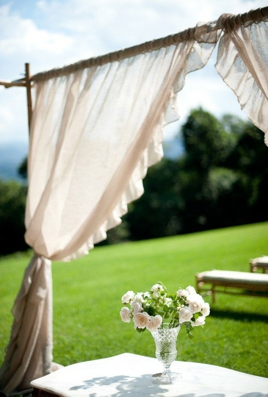 会場を華やかに♡ロマンティックなカーテンのデコレーションのアイデア♡にて紹介している画像