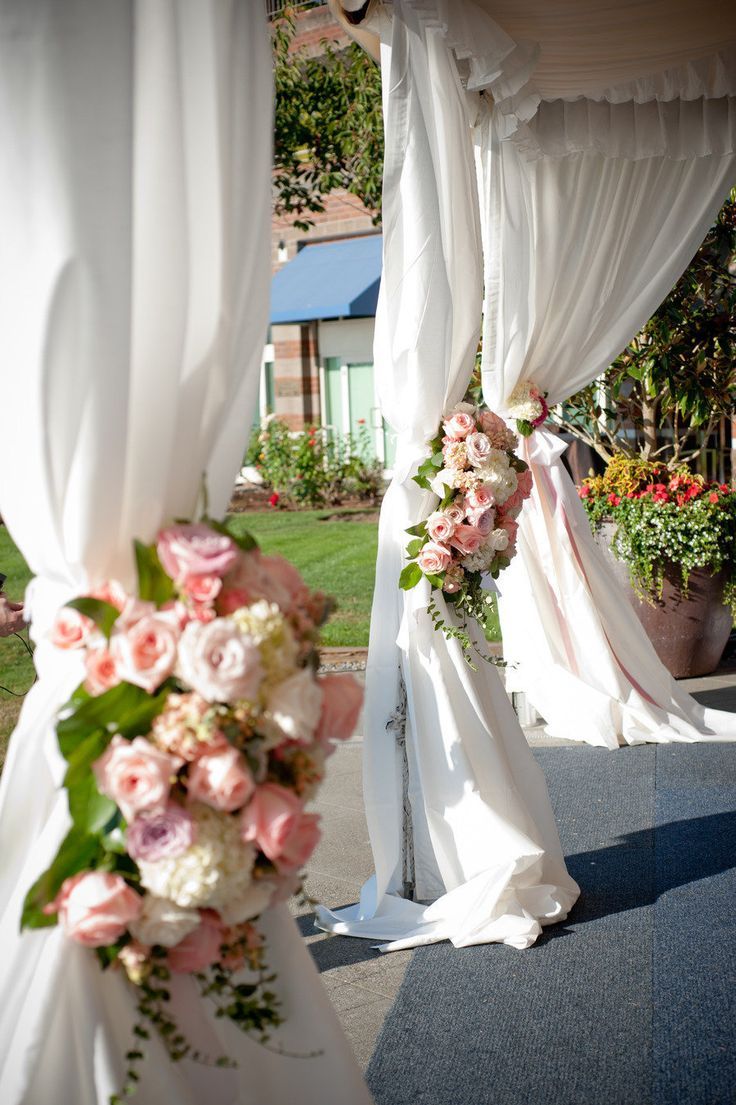 会場を華やかに♡ロマンティックなカーテンのデコレーションのアイデア♡にて紹介している画像