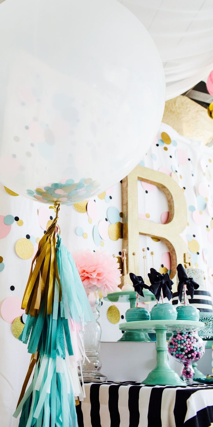 DIY "Confetti Balloon" with Adorable Paper Snowflakes Using Everyday Materials♩にて紹介している画像