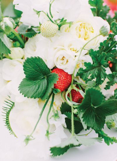 Fruits & Flowers: The Most Romantic Bouquet Featuring Strawberries♡にて紹介している画像