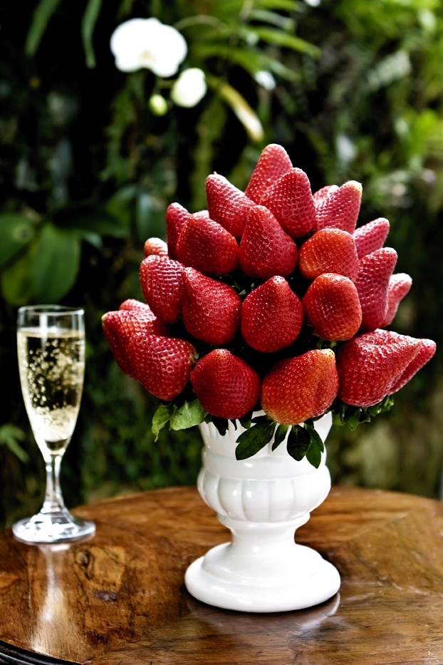 Fruits & Flowers: The Most Romantic Bouquet Featuring Strawberries♡にて紹介している画像