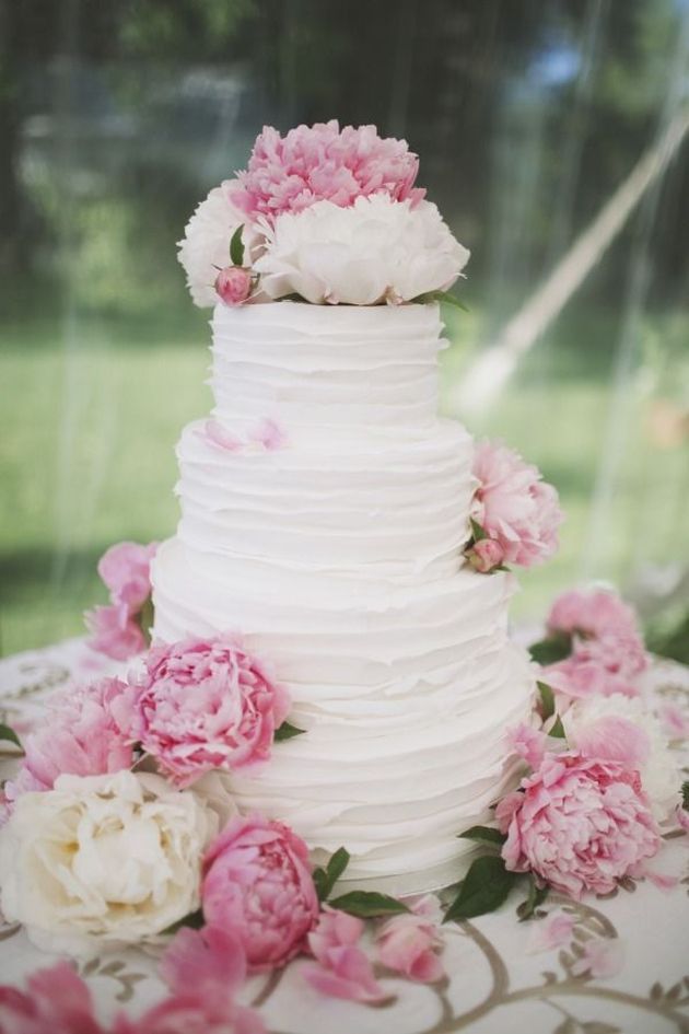 "Don't Waste the Cake Cutting! A Collection of Adorably Decorated Wedding Cakes with Abundant Flowers*"にて紹介している画像