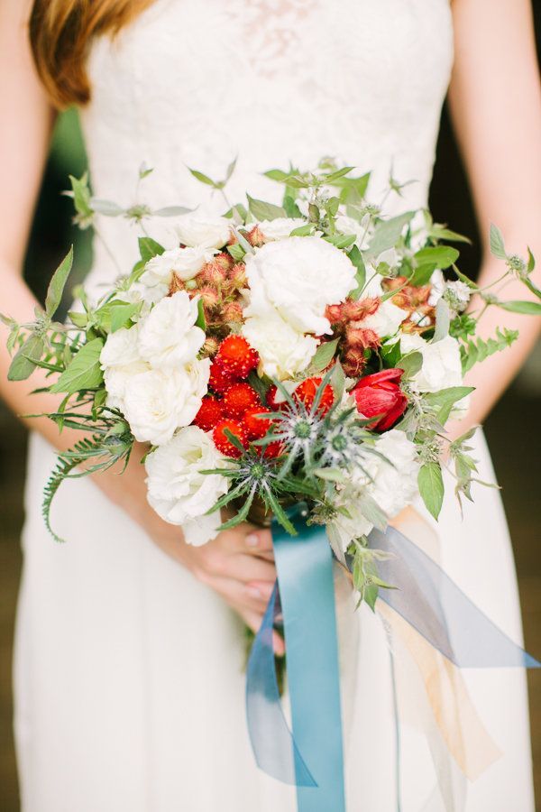 Fruits & Flowers: The Most Romantic Bouquet Featuring Strawberries♡にて紹介している画像
