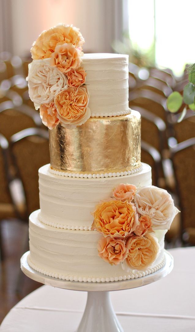 "Don't Waste the Cake Cutting! A Collection of Adorably Decorated Wedding Cakes with Abundant Flowers*"にて紹介している画像