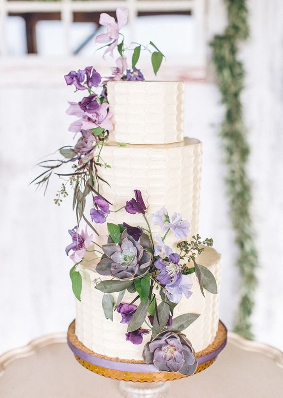 "Don't Waste the Cake Cutting! A Collection of Adorably Decorated Wedding Cakes with Abundant Flowers*"にて紹介している画像