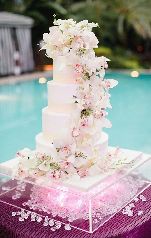 "Don't Waste the Cake Cutting! A Collection of Adorably Decorated Wedding Cakes with Abundant Flowers*"にて紹介している画像
