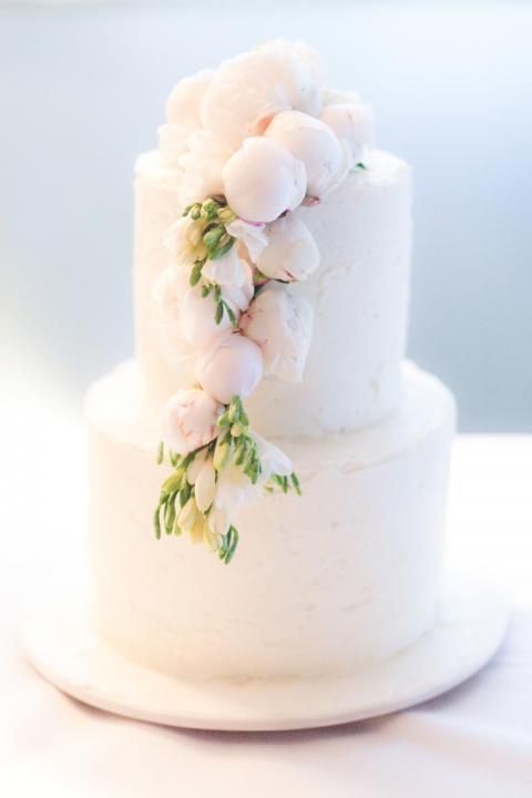 "Don't Waste the Cake Cutting! A Collection of Adorably Decorated Wedding Cakes with Abundant Flowers*"にて紹介している画像