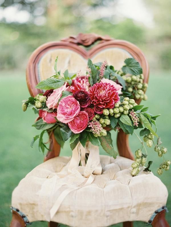 "Autumn Floral Bouquet Catalog: A Collection of Seasonal Flowers to Create the Perfect Bouquet♡"にて紹介している画像