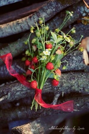 Fruits & Flowers: The Most Romantic Bouquet Featuring Strawberries♡にて紹介している画像