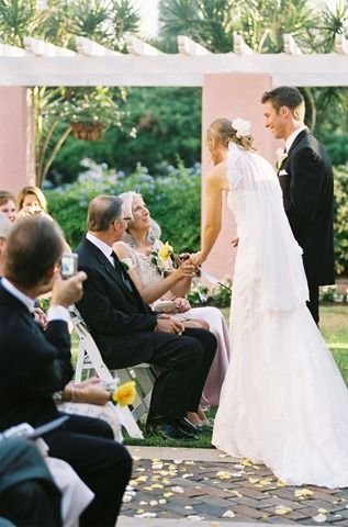 "The Era of Grooms Carrying Bouquets: Do You Know About 'Men's Bouquets' That Make All Guests Happy?"にて紹介している画像