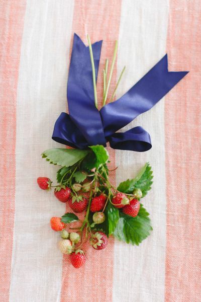 Fruits & Flowers: The Most Romantic Bouquet Featuring Strawberries♡にて紹介している画像