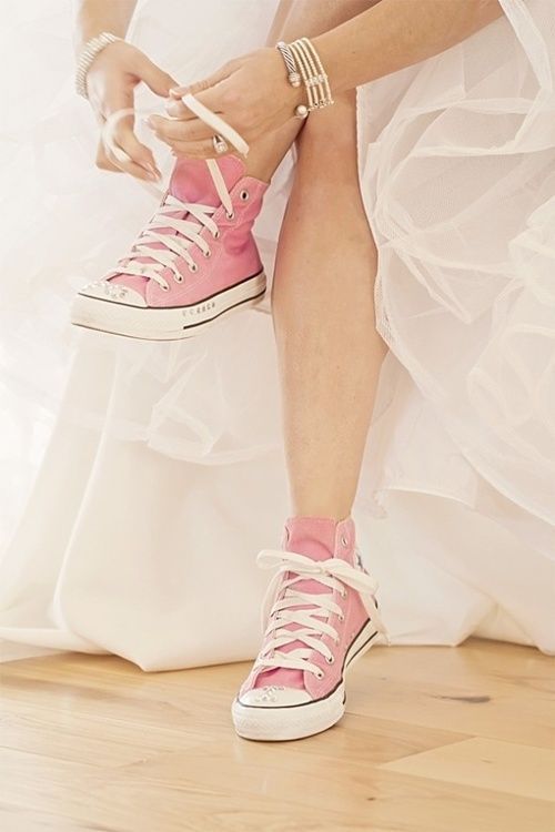Cute Coordinations of "Mini Wedding Dress x Sneakers" for After Parties and Pre-wedding Photoshoots♡にて紹介している画像