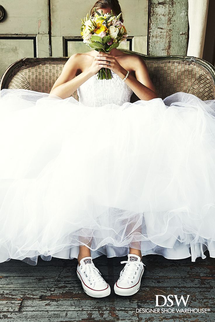 Cute Coordinations of "Mini Wedding Dress x Sneakers" for After Parties and Pre-wedding Photoshoots♡にて紹介している画像