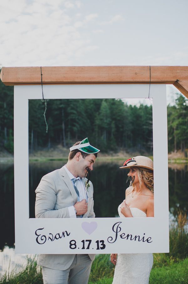 "Fun Photo Booth Ideas for Guests to Enjoy: Cute and Exciting Ways to Capture Memories!"にて紹介している画像