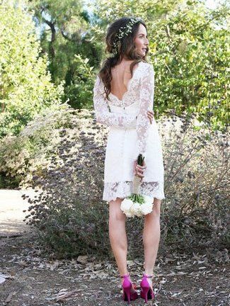 Cute Coordinations of "Mini Wedding Dress x Sneakers" for After Parties and Pre-wedding Photoshoots♡にて紹介している画像