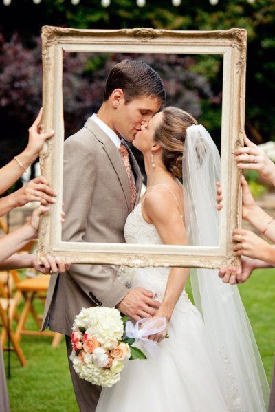 "How to Capture Wedding Photos Using Stylish Photo Frames and Borders"にて紹介している画像