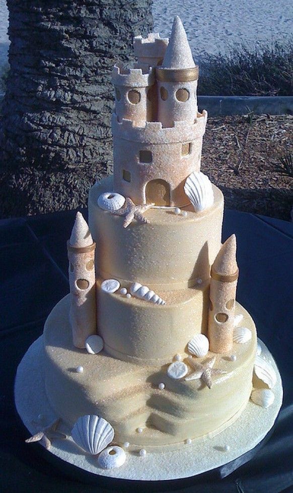 Not Your Ordinary Cake: A Collection of Surprise Wedding Cakes That Will Leave Guests Amazed!にて紹介している画像