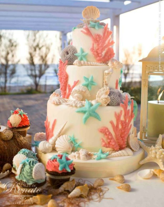 Not Your Ordinary Cake: A Collection of Surprise Wedding Cakes That Will Leave Guests Amazed!にて紹介している画像