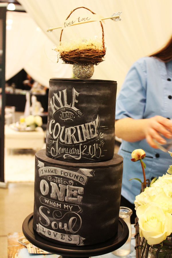 Not Your Ordinary Cake: A Collection of Surprise Wedding Cakes That Will Leave Guests Amazed!にて紹介している画像