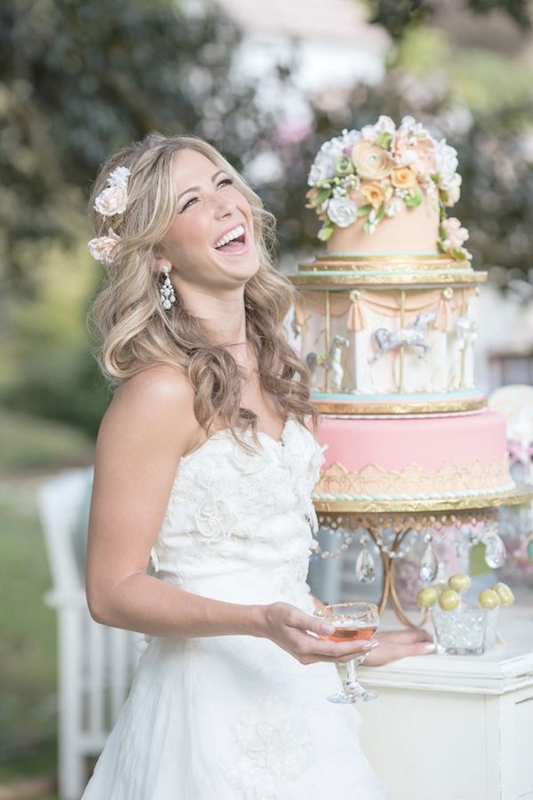 Not Your Ordinary Cake: A Collection of Surprise Wedding Cakes That Will Leave Guests Amazed!にて紹介している画像