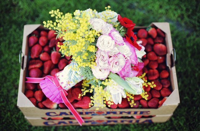 Fruits & Flowers: The Most Romantic Bouquet Featuring Strawberries♡にて紹介している画像