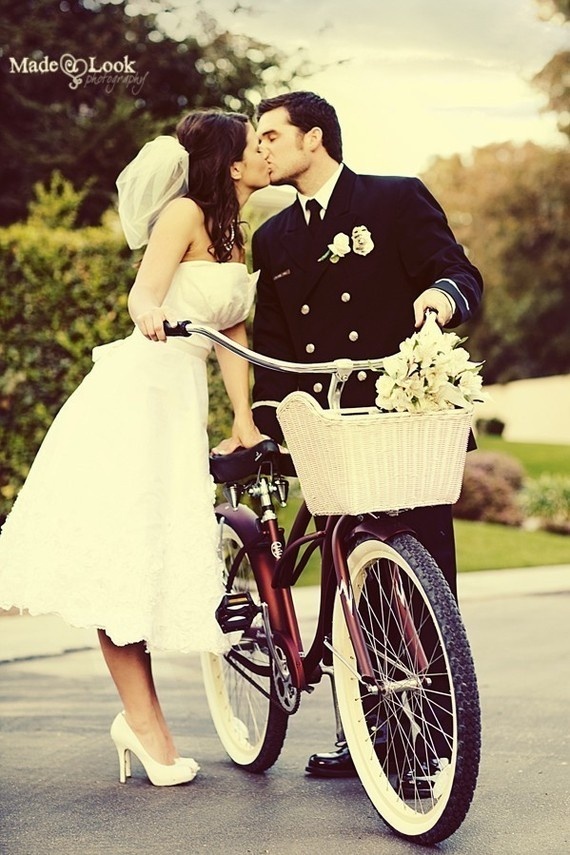 "Wedding Photos with Bicycles: Riding Off with a Happy Couple!"にて紹介している画像