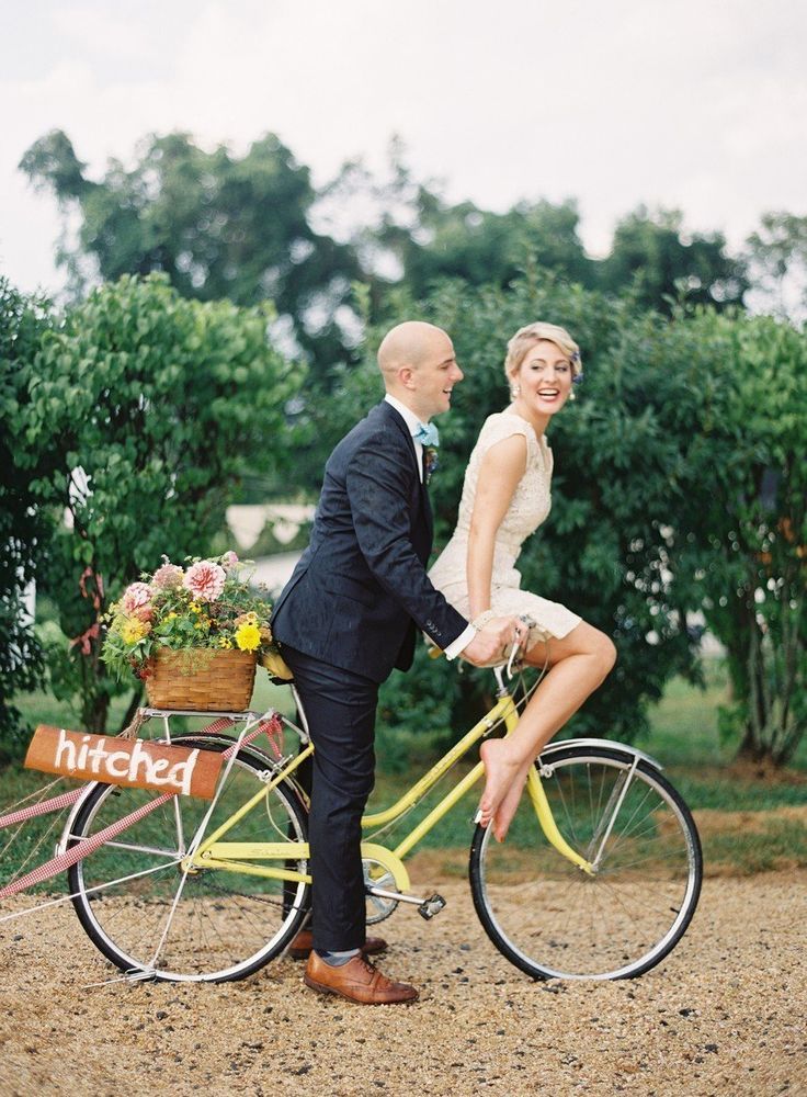 "Wedding Photos with Bicycles: Riding Off with a Happy Couple!"にて紹介している画像